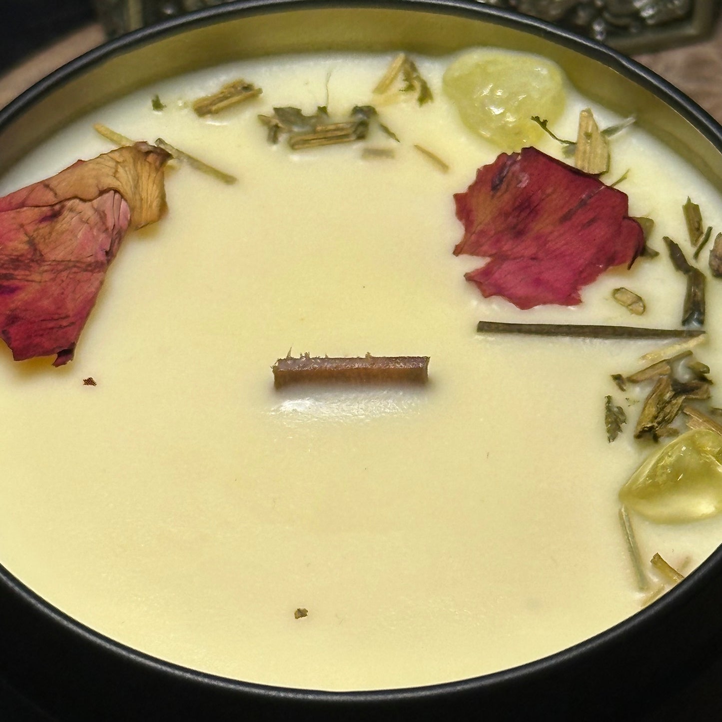 Freya’s Glamour Manifestation Candle | Essential Oils, Herbs & Citrine Crystals – Free UK Delivery